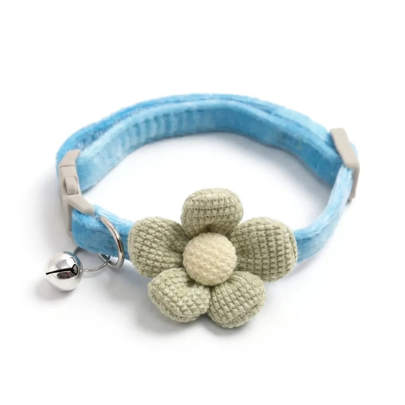 Collier Chat avec Fleur Tricotée et Clochette