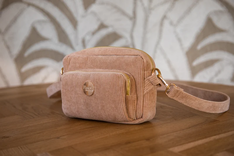 Sac banane avec distributeur de sacs canins intégré