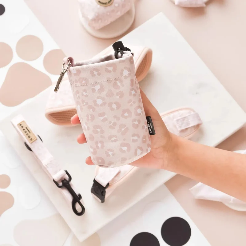 Pochette à friandises pour chien – Nude Chic Leopard, pratique et stylée